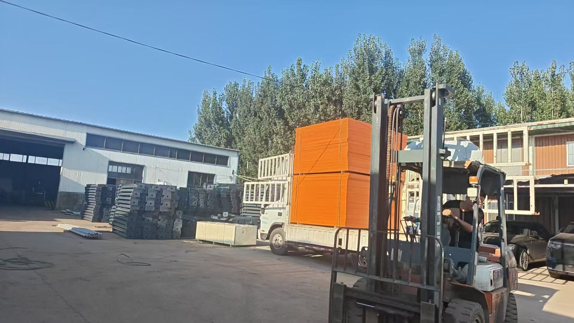 金属网产品制造现场
